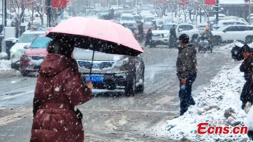 Heavy snow hits Urumqi in NW China