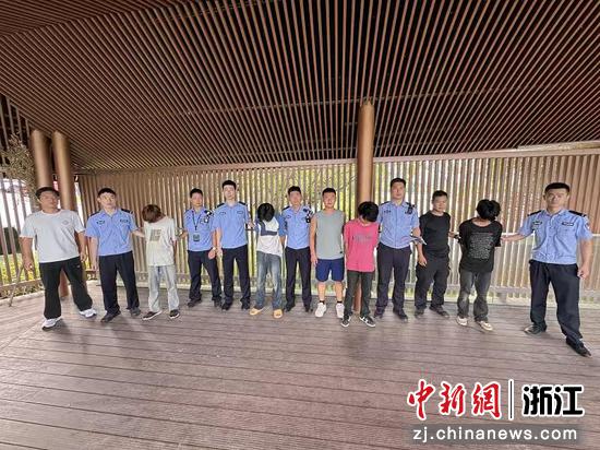 近日,金华巡特警成功拦截4名滋事人员。金询 摄 近日,金华巡特警成功拦截4名滋事人员。金询 摄