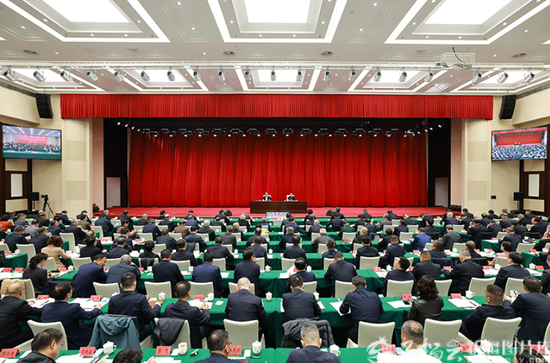 im11月4日，学习贯彻党的二十届四中全会精神中央宣讲团报告会在乌鲁木齐举行。中央宣讲团成员、全国人大常委会法制工作委员会主任沈春耀作宣讲报告。自治区党委书记陈小江主持。石榴云/新疆日报记者 崔志坚摄age