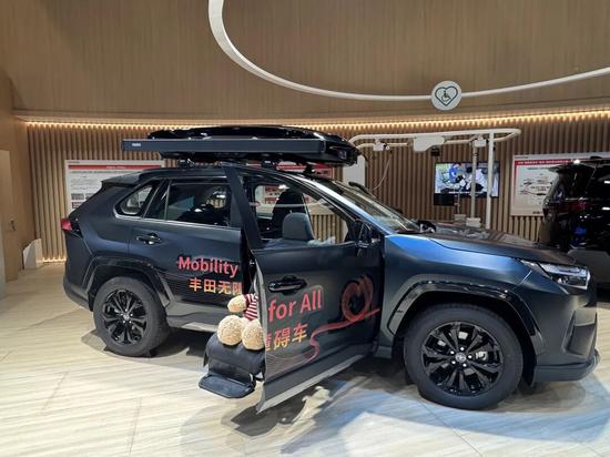 丰田汽车展台上的无障碍车。国是直通车 冯玲玲 摄