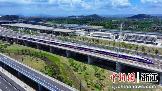复兴号亚运智能动车组列车行驶在湖杭高铁上。浙江交通集团 供图 复兴号亚运智能动车组列车行驶在湖杭高铁上。浙江交通集团 供图