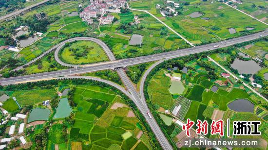 金丽温高速缙云互通航拍。刘一洲 摄 金丽温高速缙云互通航拍。刘一洲 摄