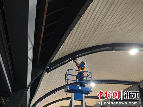 吴新杰对灯具进行维修。李昱辉 摄 吴新杰对灯具进行维修。李昱辉 摄