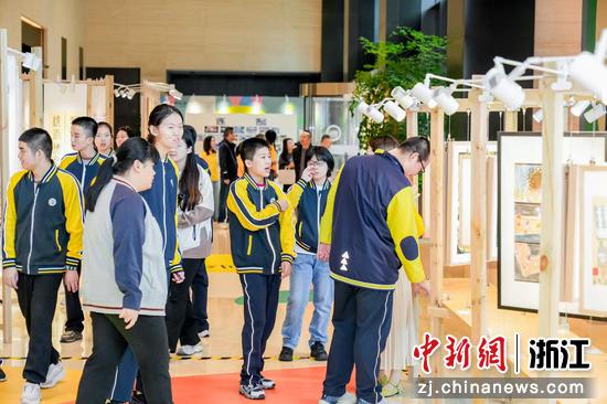 近日,学生参观画展现场。 主办方供图 近日,学生参观画展现场。 主办方供图