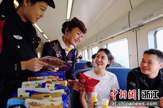 图为：乘警和列车长向新手妈妈介绍无添加美食。中新社发 贺瑞明 摄