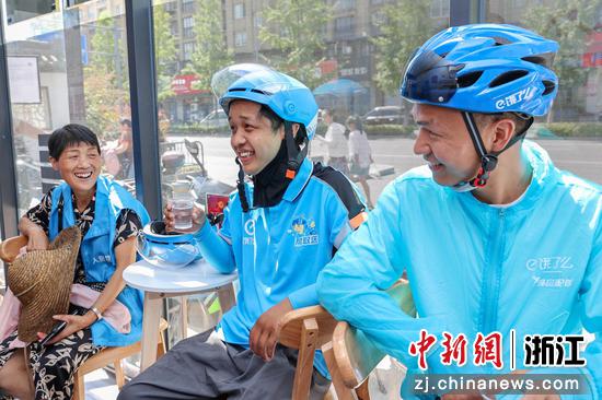 外卖骑手在驿站休息。武康街道供图 外卖骑手在驿站休息。武康街道供图