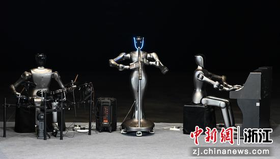 图为：人形机器人乐队演绎音乐曲目。中新社记者 王刚 摄