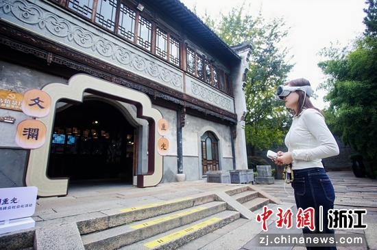 游客在“文澜重光·数韵流芳”活动现场,通过MR技术体验数字版“书阁合一”。蚂蚁集团供图 游客在“文澜重光·数韵流芳”活动现场,通过MR技术体验数字版“书阁合一”。蚂蚁集团供图