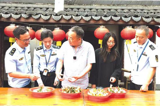 ▲杭州市食药安办工作人员与食品作坊负责人交流。 本版图片均由杭州市市场监督管理局供图 ▲杭州市食药安办工作人员与食品作坊负责人交流。 本版图片均由杭州市市场监督管理局供图