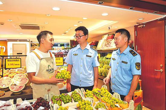 执法人员检查古荡菜市。 执法人员检查古荡菜市。