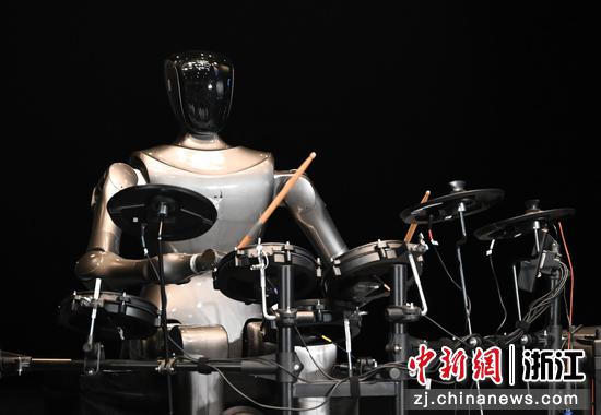 图为：人形机器人进行音乐表演。中新社记者 王刚 摄