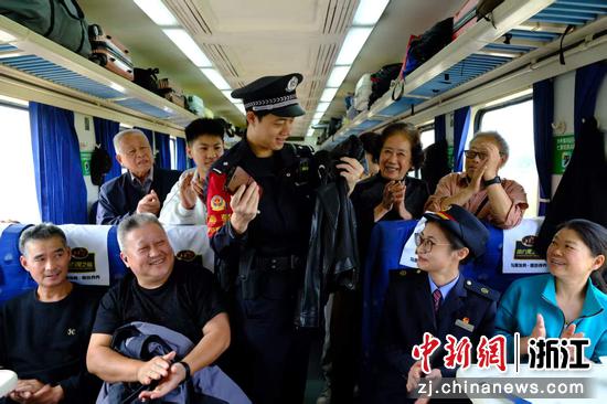 图为：乘警通过情景演绎向旅客开展安全宣传。中新社发 贺瑞明 摄