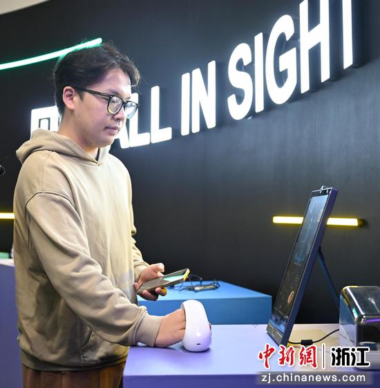 图为：展览现场的智能中医监测设备引人体验。中新社记者 王刚 摄