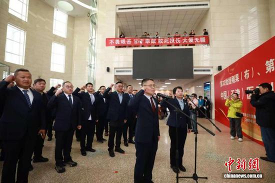 图为出征仪式现场。(天津市卫生健康委供图) 图为出征仪式现场。(天津市卫生健康委供图)