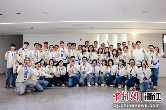 部分参与“文澜重光”项目的蚂蚁集团员工志愿者。蚂蚁集团供图 部分参与“文澜重光”项目的蚂蚁集团员工志愿者。蚂蚁集团供图