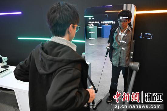 图为：参观者体验智能健身设备。中新社记者 王刚 摄