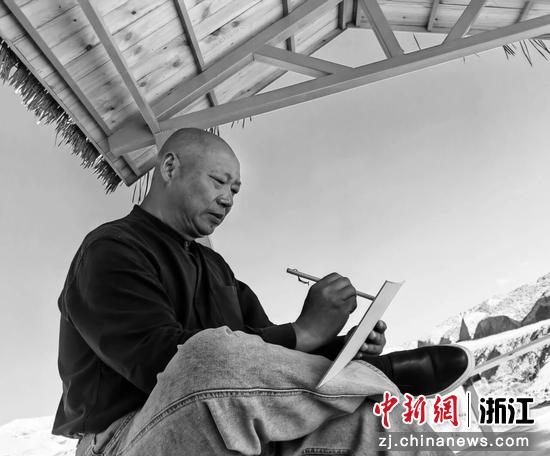 余昌梅创作现场(资料图)。 (主办方供图) 余昌梅创作现场(资料图)。 (主办方供图)