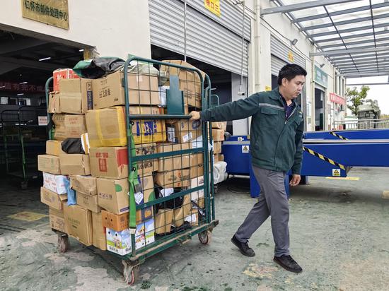 快递员把快递装车配送 快递员把快递装车配送