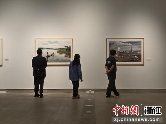 图为：展出的作品吸引参观者。 中新社发 浙江省摄协 供图
