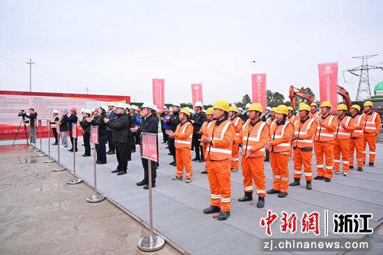 图为：开工仪式现场。中新社发 中铁十局 供图
