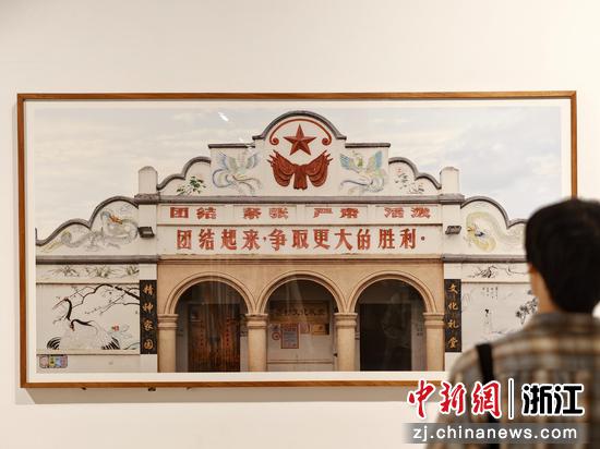 图为：参观者驻足观看展出作品。中新社发 浙江省摄协 供图