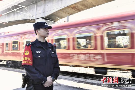 图为“津旅时光号”列车乘警在站台立岗,守护列车平安出行。(北京铁路公安局天津公安处供图) 图为“津旅时光号”列车乘警在站台立岗,守护列车平安出行。(北京铁路公安局天津公安处供图)