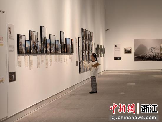 图为：展出的作品吸引参观者。中新社发 浙江省摄协 供图