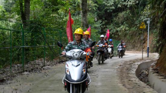 赵丽梅开展巡护工作.