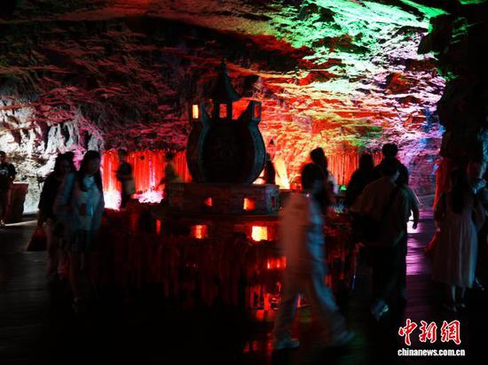 图为游客在贵州省铜仁市万山区朱砂古镇的矿洞内参观游玩。记者 周燕玲 摄