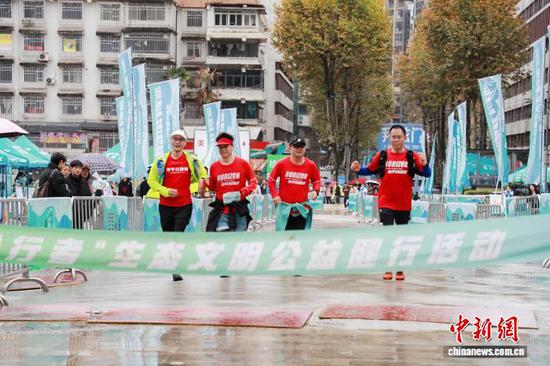 图为徒步爱好者参加2025“绿行者”生态文明公益健行活动。(活动组委会 供图)