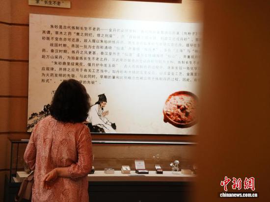 图为游客在贵州省铜仁市万山区朱砂古镇的工业遗产博物馆参观。记者 周燕玲 摄