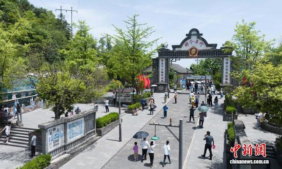 图为游客在贵州省铜仁市万山区朱砂古镇游玩。(万山区融媒体中心供图)