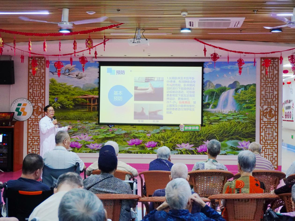 王春明副主任医师在颐养院为老人们讲解血栓防治知识。 王春明副主任医师在颐养院为老人们讲解血栓防治知识。