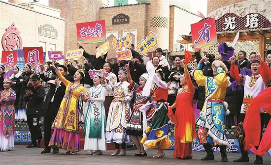 11月4日，参加2025年兵团“村舞”集中展演活动的各师市演员在新疆国际大巴扎与观众互动。11月5日晚，2025年兵团“村舞”集中展演活动在十二师五一农场举办。兵团日报全媒体记者 王志清 摄