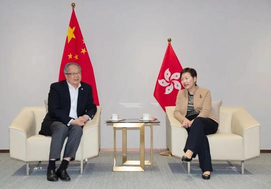 林郑月娥前特首（右）与廖春荣会长亲切交谈