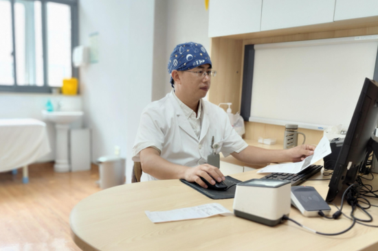 ▲ 贾学文主任医师坐诊中 ▲ 贾学文主任医师坐诊中