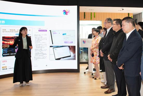 　在香港科技大学考察