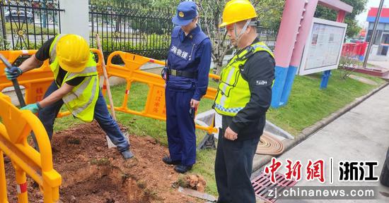 日前,永康钱江水务党员突击队员在消防救援站实施供水堵漏。程恺 供图 日前,永康钱江水务党员突击队员在消防救援站实施供水堵漏。程恺 供图