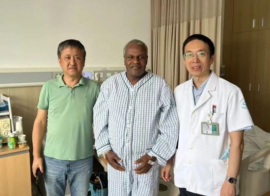 ▲术后王勇主任医师看望Fouad先生