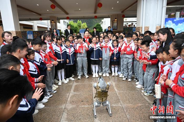 中越少年儿童共享科技乐趣 传递友谊