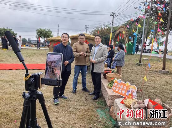 政协委员进行助农直播。善琏镇供图 政协委员进行助农直播。善琏镇供图