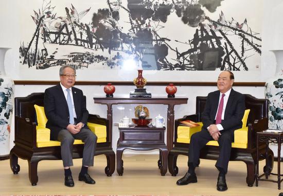 贺一诚前特首（右）与廖春荣会长亲切交谈