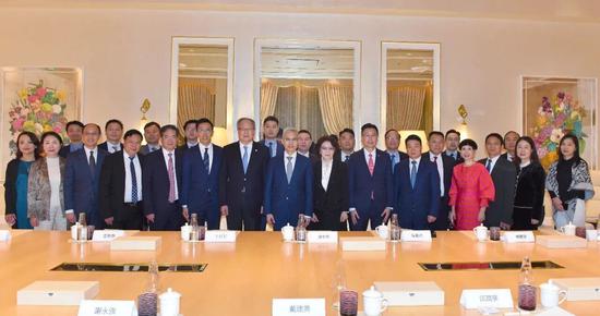 戴建业司长（前左八）与侨商代表团合影