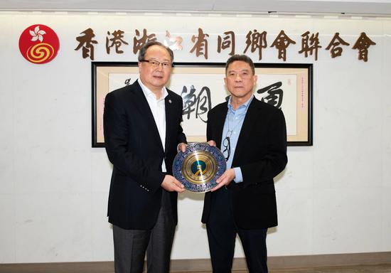 廖春荣会长向香港浙江省同乡会联合会詹洪良会长（右）赠送纪念品