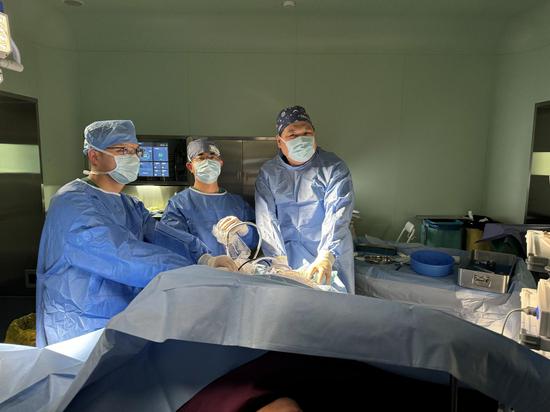 ▲ 贾学文主任医师手术中(中) ▲ 贾学文主任医师手术中(中)