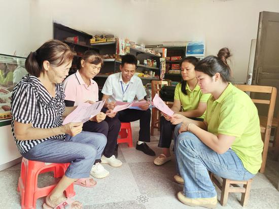 图为客户经理在讲解法律知识和反诈常识 。黄敏华摄