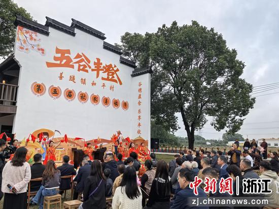 善琏镇和平村丰收节现场,村民载歌载舞。善琏镇供图 善琏镇和平村丰收节现场,村民载歌载舞。善琏镇供图