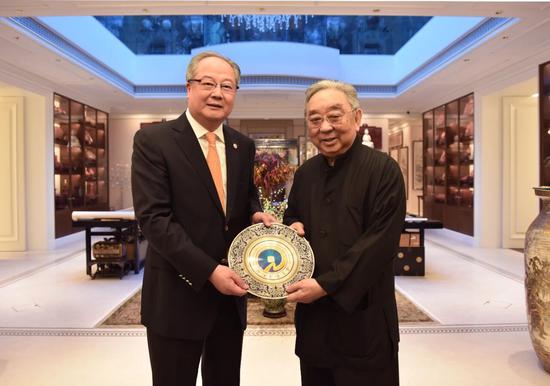 　廖春荣会长向曹其镛先生（右）赠送纪念品