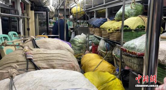 图为“惠农专线”上的蔬菜等。杨凯茗 摄 图为“惠农专线”上的蔬菜等。杨凯茗 摄