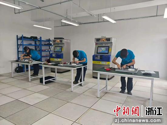 浙江幸福轨道员工操作设备。浙江幸福轨道公司 供图